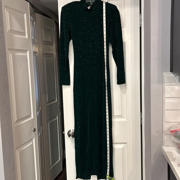 Susan Roselli for Vijack. Emerald color evening gown. Open back long sleeves - Picture 10 of 16